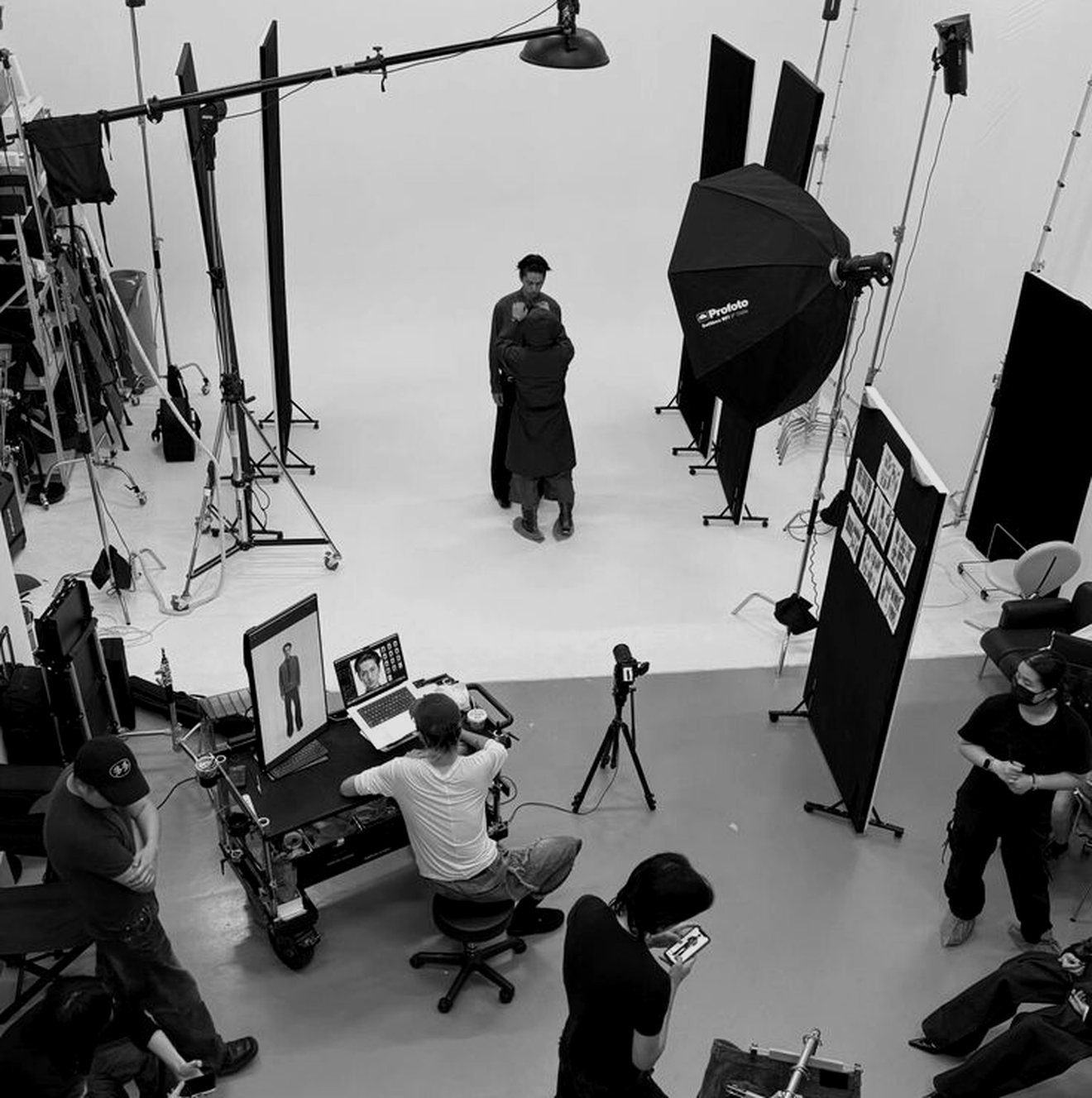Bastidores de uma produção: equipe, iluminação e set montado durante a captação